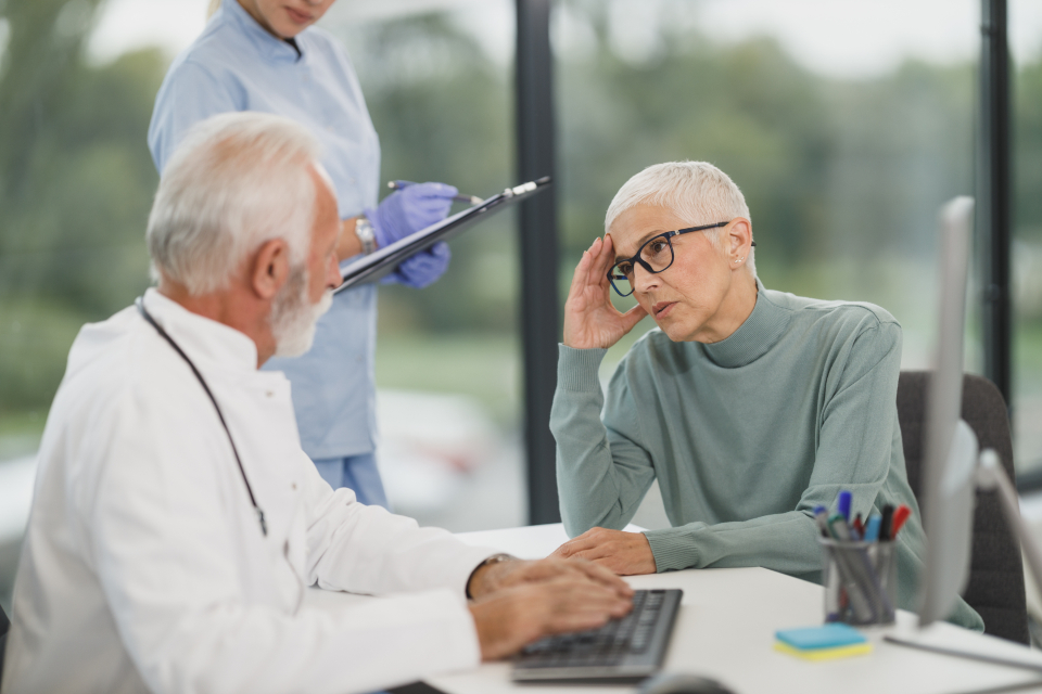 Doctor speaking with a patient in a clinic where medical Spanish improves communication